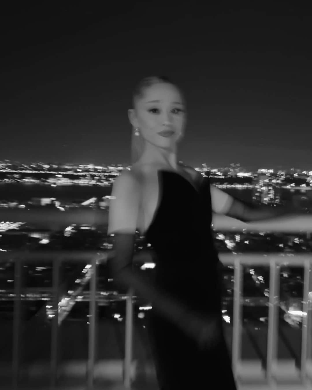 アリアナ・グランデさんのインスタグラム写真 - (アリアナ・グランデInstagram)「♡ 🫀」11月18日 3時41分 - arianagrande