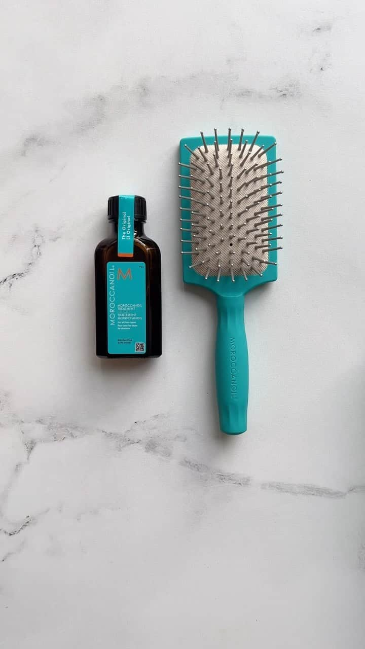 Moroccanoilのインスタグラム：「Mini but mighty 😍 Our ✨NEW✨ Mini Paddle Brush is available in this exclusive set with a 50 ml Moroccanoil Treatment in Original and Light- only at Moroccanoil Salons!   Click the link in bio to find a salon near you.」