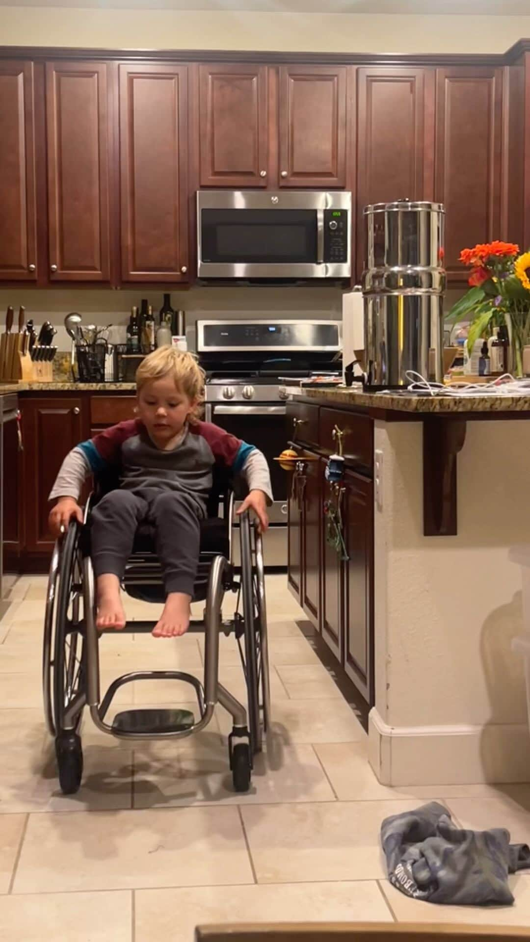 アラナ・ニコルズのインスタグラム：「Welcome back to my channel, my name is Gunnar Owen Alexander Tuscany and I have a LOT of jobs (and things to say😂)   And most importantly, I’ve seen people with disabilities do almost anything they want so I don’t have a lot of preconceived ideas about what someone can and can’t do… and that’s my parents dream for the world.  @roytuscany」