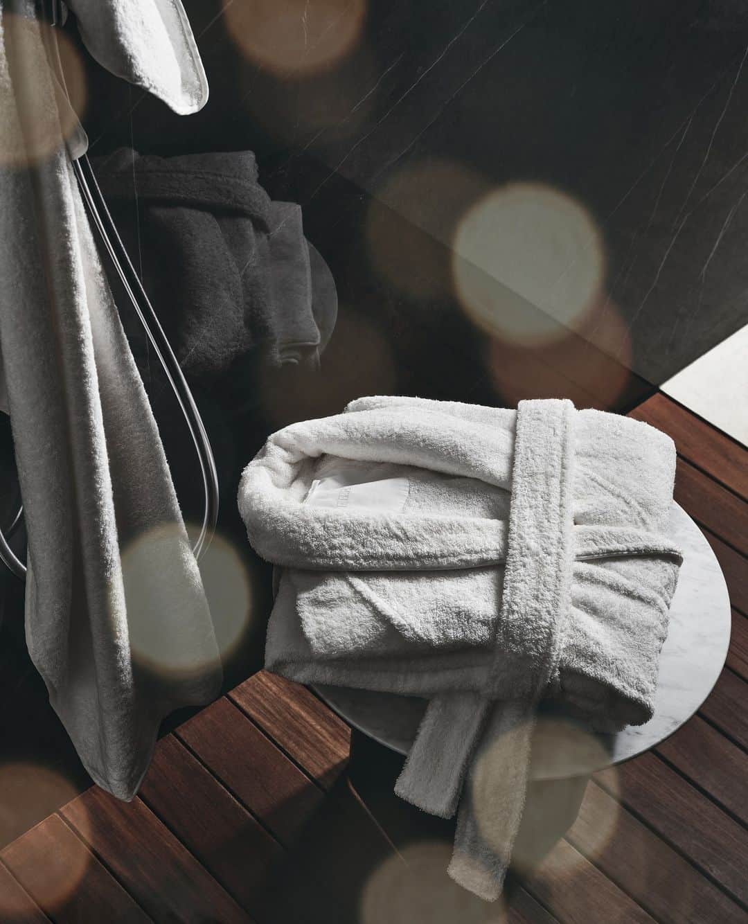 フレッテのインスタグラム：「Discover plush and iconic bathrobes, an exquisite gift for those who deserve the luxury of elevated spa essentials.⁠ ⁠ #Frette #MomentsOfDreaming」