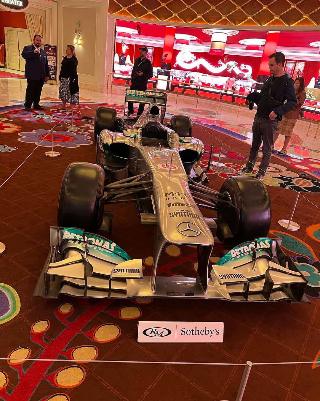 ロマン・グロージャンさんのインスタグラム写真 - (ロマン・グロージャンInstagram)「Las Vegas promenade  #f1 #lasvegas」11月18日 3時52分 - grosjeanromain