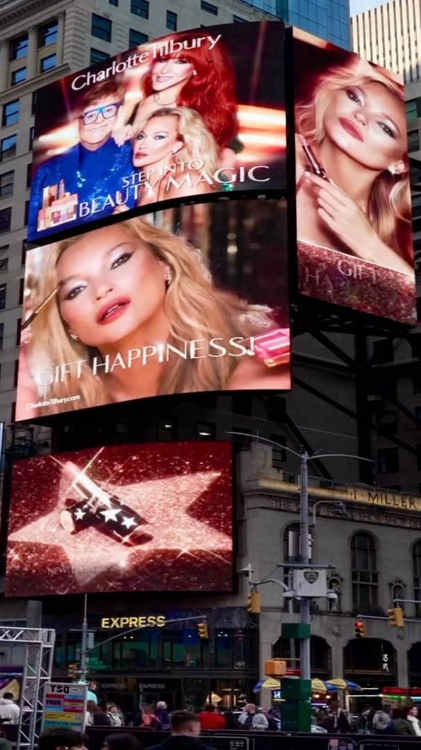 シャーロット・ティルベリーのインスタグラム：「✨🪩 CLUB MAGIC’S NEW YORK TAKEOVER! ✨🪩  Darlings, how gorgeous is my NEW! Holiday campaign lighting up New York City!! 🇺🇸🗽 Starring my ICONIC friends, the ONE-AND-ONLY @katemossagency, and the INSPIRATIONAL @eltonjohn!❤️  This holiday season, I am inviting YOU to STEP INTO BEAUTY MAGIC, alongside the amazing @ejaf! Together, we are SHINING A LIGHT on The Rocket Fund’s empowering mission and spreading a message of LOVE, JOY and ACCEPTANCE across the globe! 🌍  Shop my NEW! Holiday collection on CharlotteTilbury.com or on the app!💫  #CharlotteTilbury  #StepIntoMagic #CharlotteTilburyHoliday #TimesSquare」