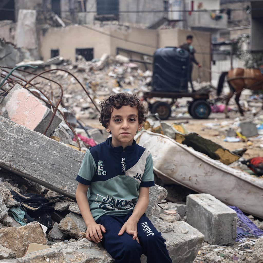 unicefのインスタグラム：「“I wish for a ceasefire.”  8-year-old Mohammed from Gaza sits on the rubble of his family's house.  UNICEF continues to call for an immediate humanitarian ceasefire, unrestricted humanitarian access and immediate and safe release of all abducted children.  © UNICEF/UNI463724/El Baba」