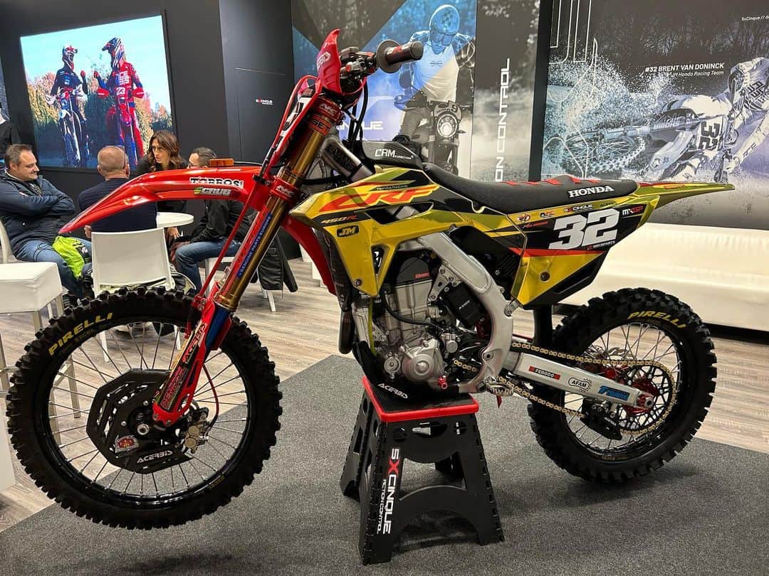 Racer X Onlineさんのインスタグラム写真 - (Racer X OnlineInstagram)「Scott & Dustin’s Excellent Adventure 🤙🏼 They saw some interesting bikes @eicmaofficial in Milan 🇮🇹 What bikes you trying to ride⁉️#eica」11月18日 4時01分 - racerxonline