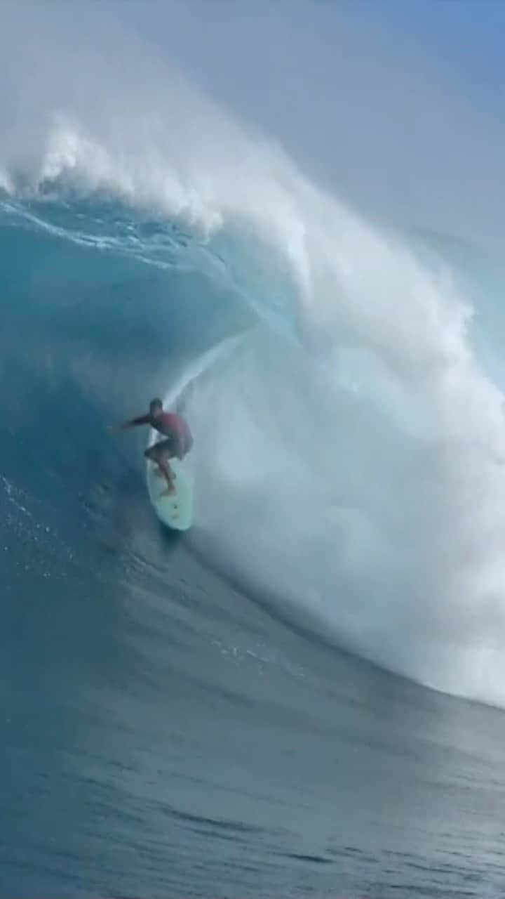 世界プロサーフィン連盟（WSL）のインスタグラム：「Let’s rewind the tapes to 2017 when @ian.walsh surfed this Jaws wave to PERFECTION! 🔟  Stay ready. The 2023/24 WSL Big Wave Season is open! @redbullsurfing @tudorwatch」