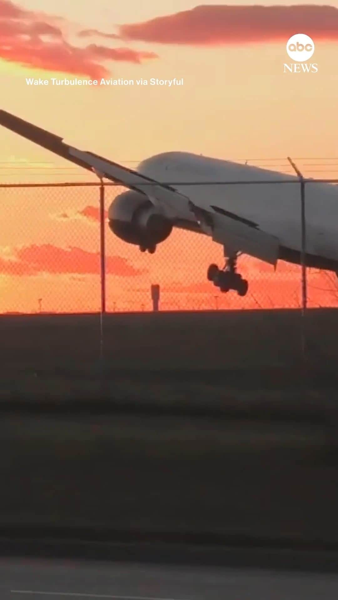 ABC Newsのインスタグラム：「"That was terrifying."  Strong crosswinds made for a turbulent landing for an Air Canada flight coming into the Toronto Pearson Airport.  None of the 373 passengers on board were injured, Air Canada said.」