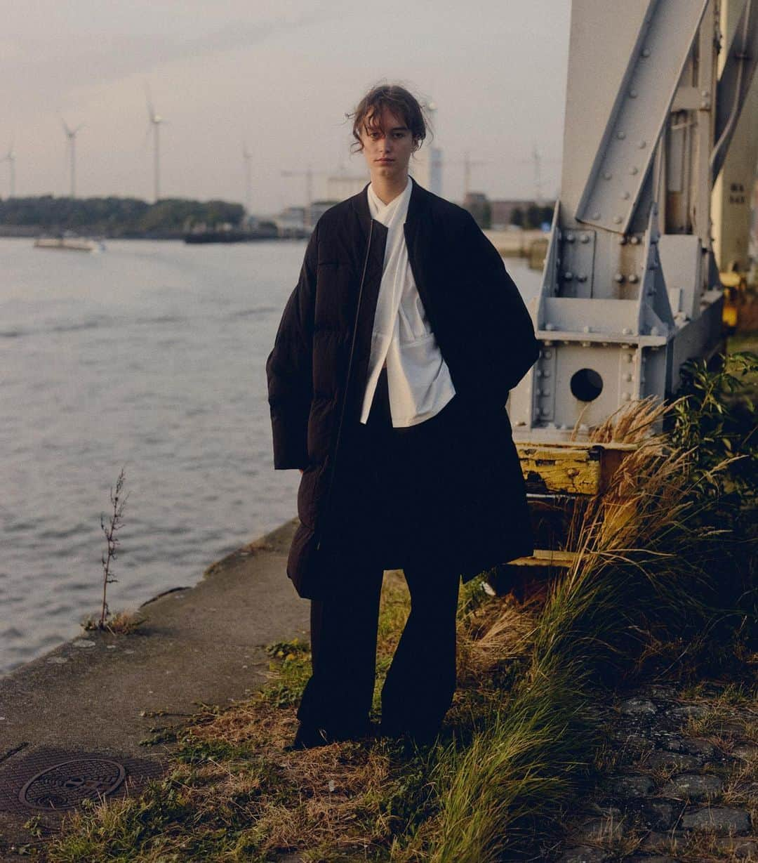 クリスチャンワイナンツのインスタグラム：「Puffer perfection. A series captured by the Port of Antwerp featuring looks from our Winter 23 Collection.  Photography: @nicholas_wilkins   #christianwijnants #puffercoat #downcoat #wintercollection #antwerp #antwerpen」