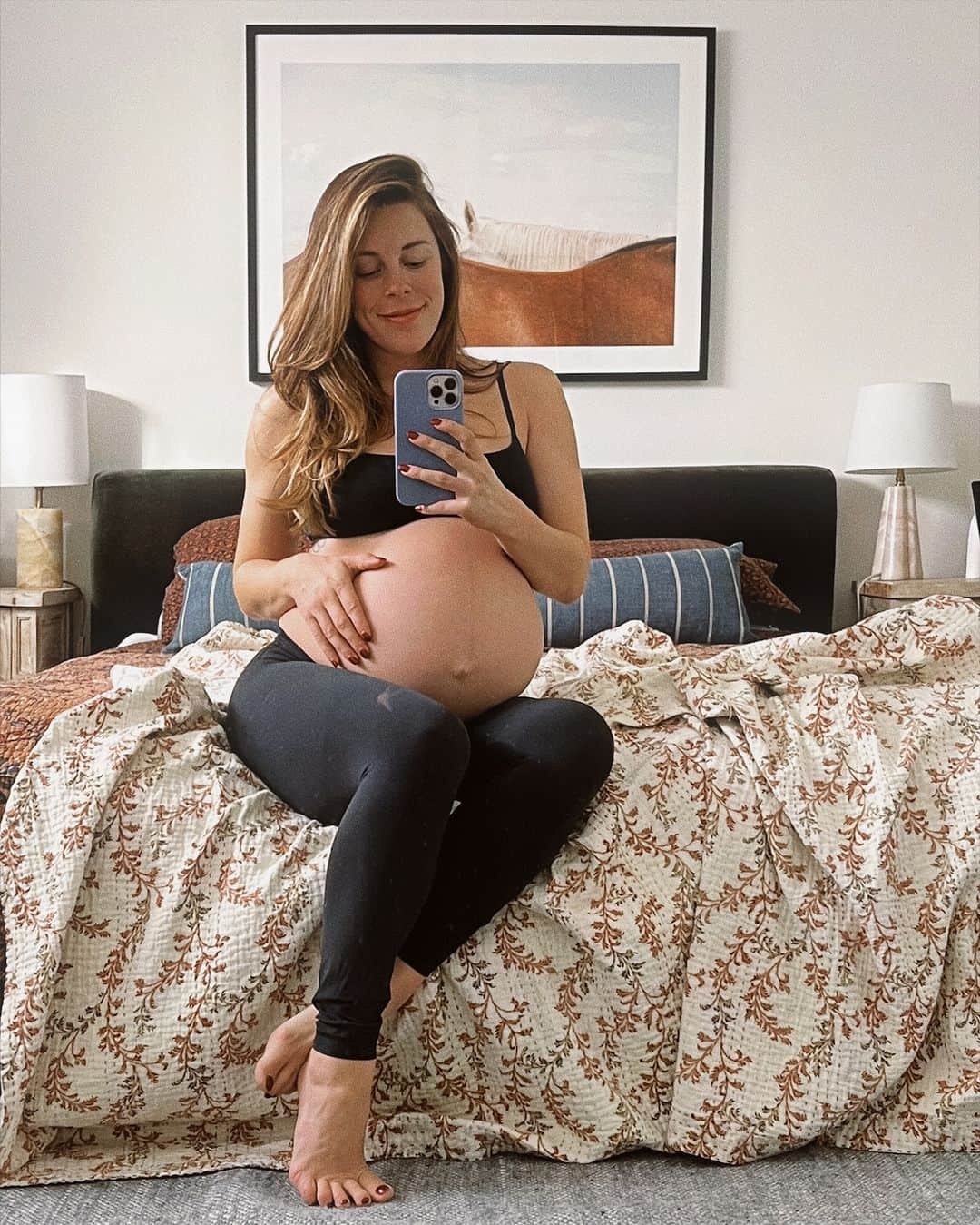 アシュリー・ワグナーのインスタグラム：「9 months.  9 months of relearning how to be in this body.  9 months of making sense of change. 9 months of preparing to become someone new.  I don’t know what this next chapter will be like, and for once I’m okay with that. I’m sad that this part of the book is coming to an end. That it will never just be me again. But I can’t wait, because I know whatever comes next, I will never be able to imagine what life was like before ever again ❤️」