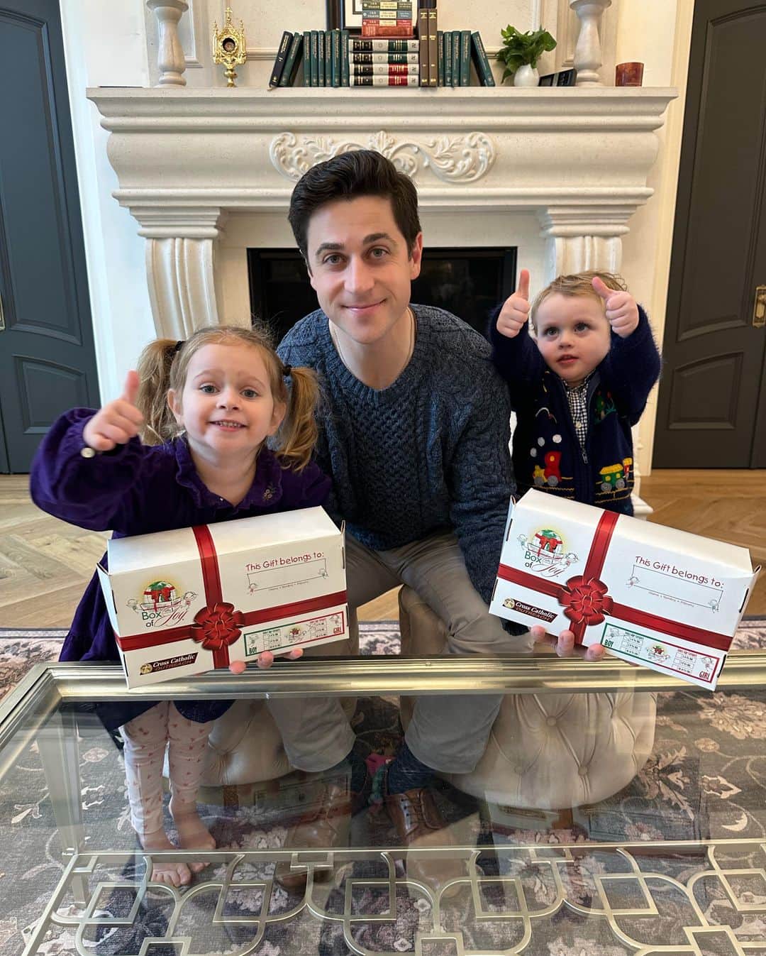 デヴィッド・ヘンリーのインスタグラム：「Help me bring presents to 200 kids this Christmas who otherwise wouldn’t have one! I’m partnering w/ the Box Of Joy initiative from CCO who will pack up boxes of gifts and bring them to bring to the kiddos in developing countries. Let’s do this!」