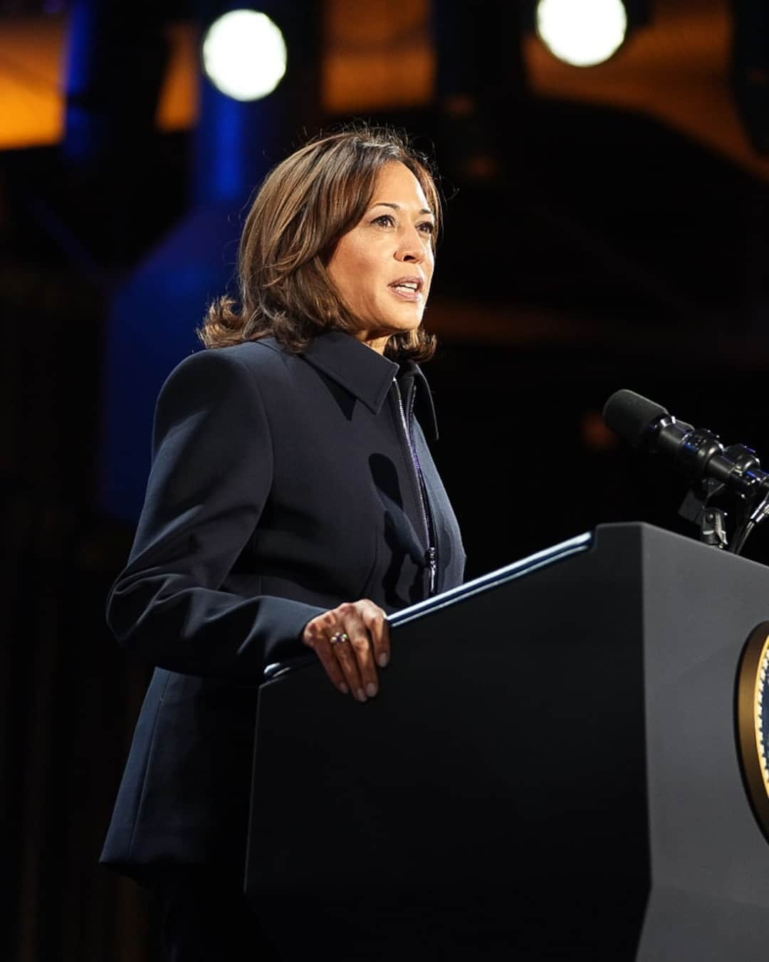 ジョー・バイデンのインスタグラム：「Yesterday at APEC, I announced the launch of the Women in the Sustainable Economy (WISE) Initiative, which includes $900 million in public and private investments to support women in industries that are contributing to our sustainable future.  Through this partnership, women will continue to gain access to skills and training in industries of the future. We will also increase access to finance for women-owned businesses in these industries and increase girls’ access to STEM education.  As I have made clear throughout my entire career, when we lift up the economic status of women, we lift up children and families — and entire economies benefit. The WISE Initiative builds on this belief as @POTUS and I continue to collaborate with the private sector, philanthropies, and civil society.」