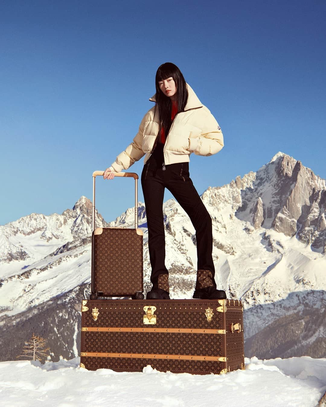 ルイ・ヴィトンさんのインスタグラム写真 - (ルイ・ヴィトンInstagram)「Fei Fei Sun for Louis Vuitton: Horizons Never End. Evoking the Maison’s spirit of travel, Fei Fei Sun embarks on a journey through the French Alps in pursuit of a snowcapped escape with her Horizon luggage. Explore the collection via link in bio.   #FeiFeiSun #LVHorizon #LouisVuitton」11月19日 1時00分 - louisvuitton