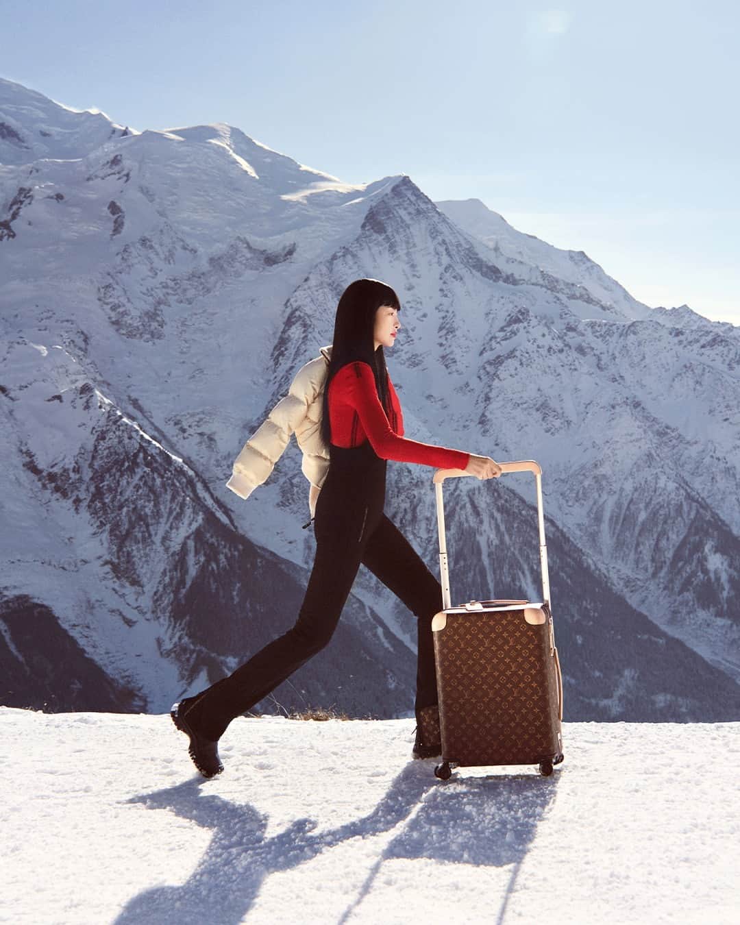 ルイ・ヴィトンさんのインスタグラム写真 - (ルイ・ヴィトンInstagram)「Fei Fei Sun for Louis Vuitton: Horizons Never End. Evoking the Maison’s spirit of travel, Fei Fei Sun embarks on a journey through the French Alps in pursuit of a snowcapped escape with her Horizon luggage. Explore the collection via link in bio.   #FeiFeiSun #LVHorizon #LouisVuitton」11月19日 1時00分 - louisvuitton