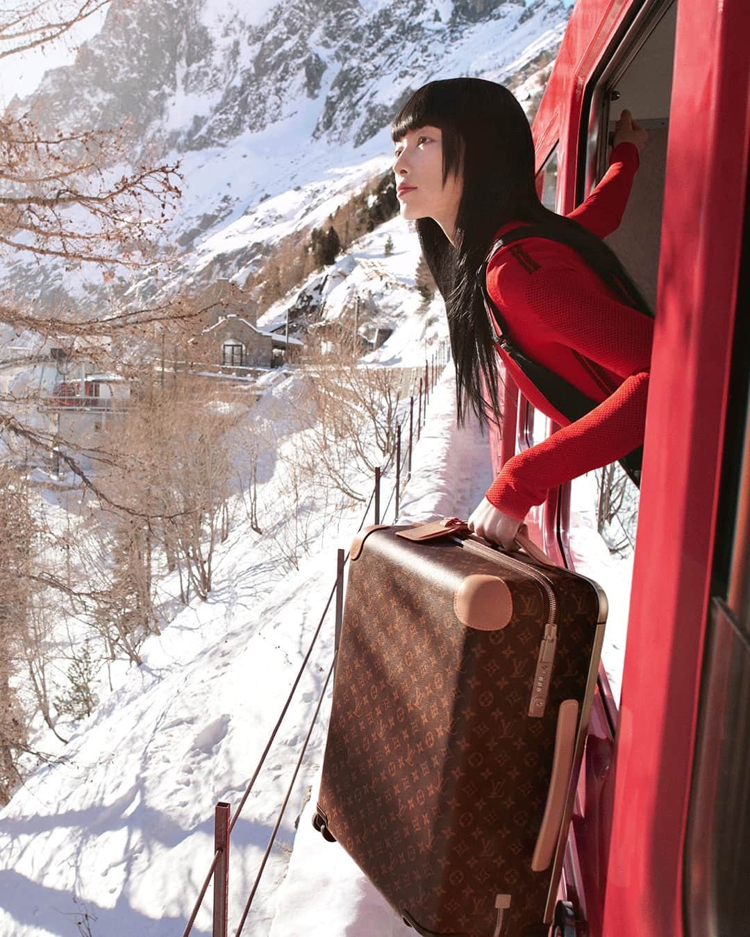ルイ・ヴィトンさんのインスタグラム写真 - (ルイ・ヴィトンInstagram)「Fei Fei Sun for Louis Vuitton: Horizons Never End. Evoking the Maison’s spirit of travel, Fei Fei Sun embarks on a journey through the French Alps in pursuit of a snowcapped escape with her Horizon luggage. Explore the collection via link in bio.   #FeiFeiSun #LVHorizon #LouisVuitton」11月19日 1時00分 - louisvuitton
