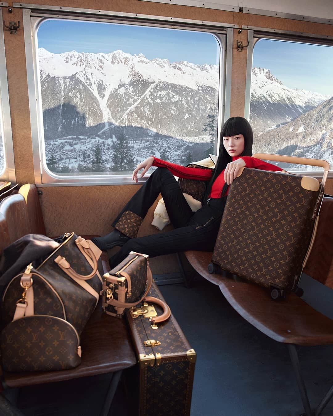 ルイ・ヴィトンさんのインスタグラム写真 - (ルイ・ヴィトンInstagram)「Fei Fei Sun for Louis Vuitton: Horizons Never End. Evoking the Maison’s spirit of travel, Fei Fei Sun embarks on a journey through the French Alps in pursuit of a snowcapped escape with her Horizon luggage. Explore the collection via link in bio.   #FeiFeiSun #LVHorizon #LouisVuitton」11月19日 1時00分 - louisvuitton