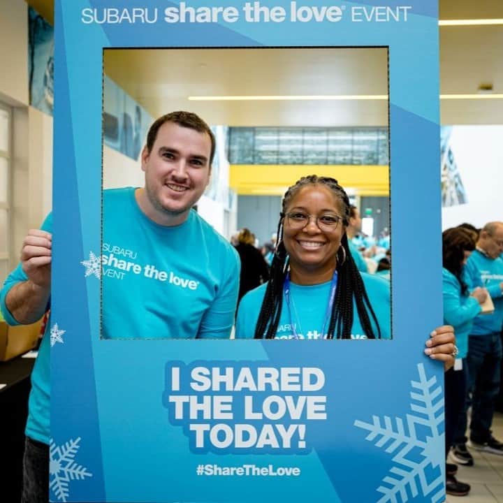 Subaru of Americaのインスタグラム：「Employees at Subaru HQ and field offices across the country kicked off the 2023 #ShareTheLove Event with an epic volunteer effort in support of local organizations!   Here are a few of our favorite photos from our Camden, NJ event where volunteers packed 850 meal kits for @foodbanksj, built 32 new pieces of furniture for @camdencountyhabitatforhumanity, created 300 career-ready backpacks for @hopeworkscamden, and assembled 350 STEM water testing kits for @girlsincphilly.   #MoreThanACarCompany」