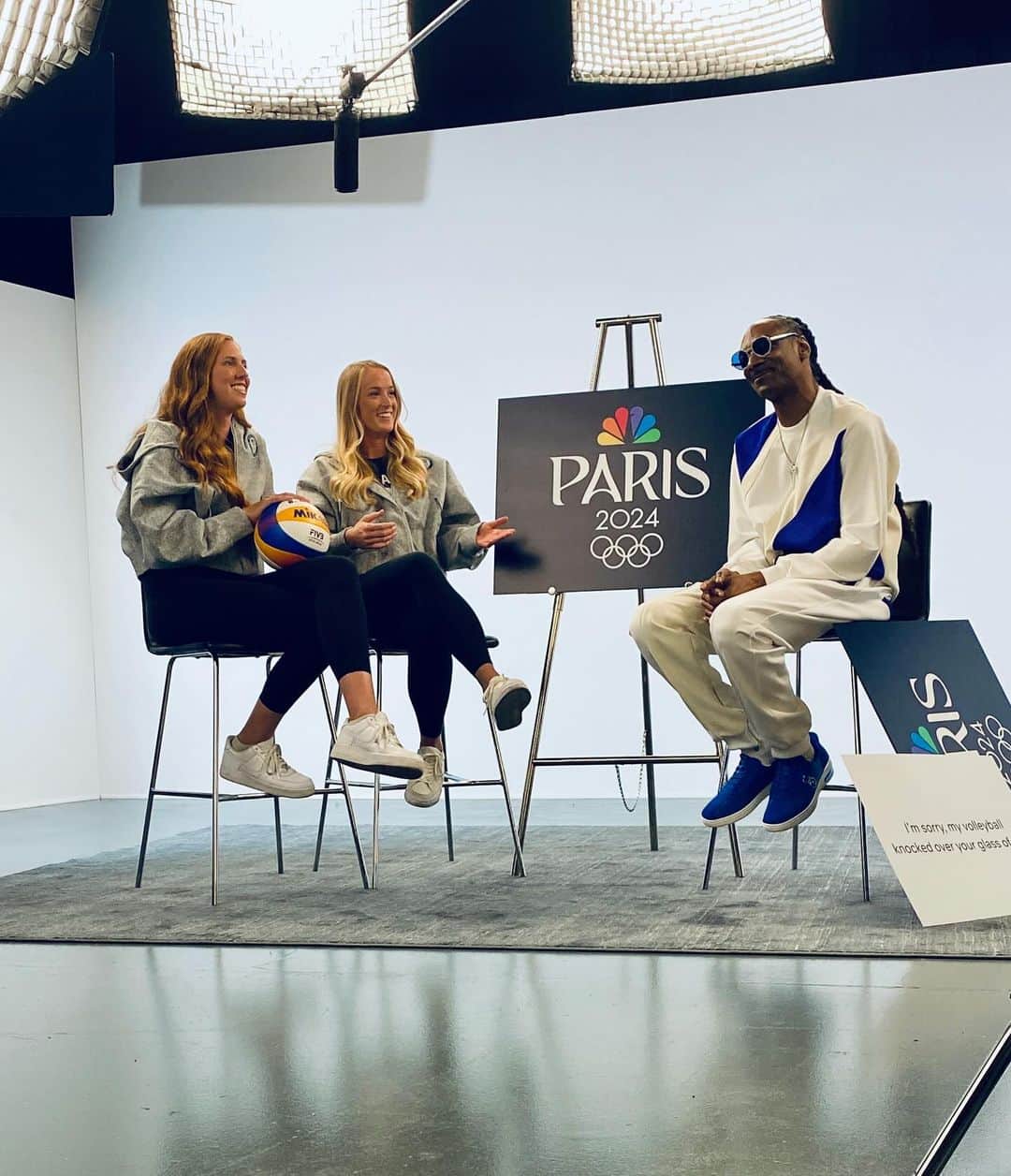 USA Volleyballさんのインスタグラム写真 - (USA VolleyballInstagram)「California Gurls (feat. Snoop Dogg)  Swipe for Snoop playing pepper. Yes, that’s a real sentence.   #TeamUSA #roadtoparis2024 #snoopdogg @teamusa @nbcolympics @nbcsports」11月18日 4時21分 - usavolleyball