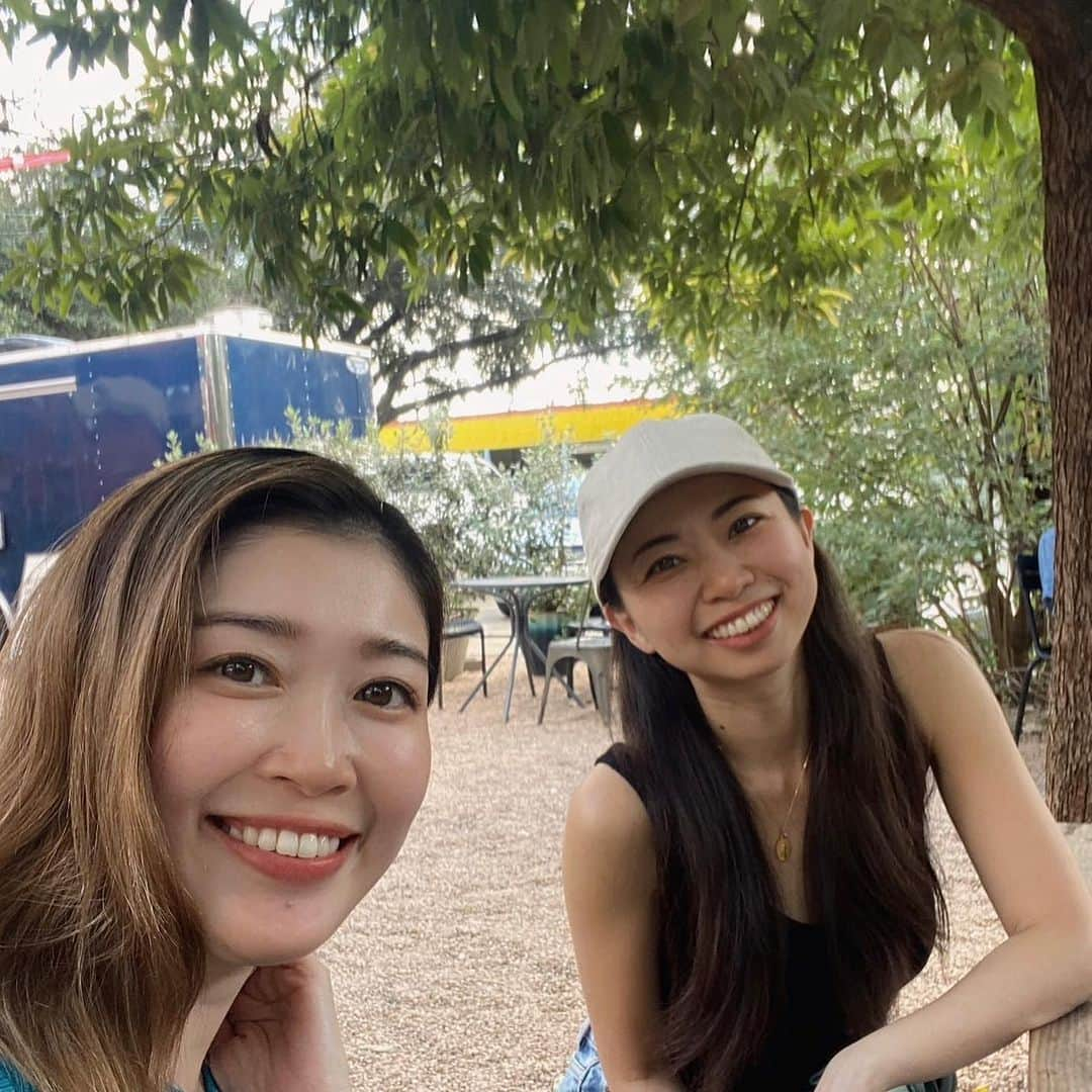 空まどかさんのインスタグラム写真 - (空まどかInstagram)「WELCOME TO TEXAS!!!!!!! My childhood friend visited me in Austin!! I appreciate our friendship🥂✨ XOXO😘   小学校から高校まで一緒！ 誕生日から血液型まで一緒！ 双子ちゃんがテキサスに〜♡  アメリカ国旗でお出迎え♡ 今でもずっとご縁があって、 仲良くしていられることに感謝☺️  色んなことを経験すると 感謝が深くなって 人生がより彩りを増しますね💕  人生今が一番幸せ✨✨って ずっと言ってられるように 更新していくぜーーー🚀」11月18日 4時32分 - sky_madoka