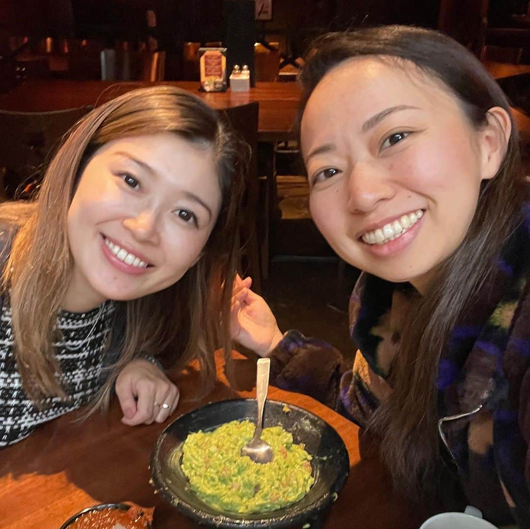 空まどかさんのインスタグラム写真 - (空まどかInstagram)「WELCOME TO TEXAS!!!!!!! My childhood friend visited me in Austin!! I appreciate our friendship🥂✨ XOXO😘   小学校から高校まで一緒！ 誕生日から血液型まで一緒！ 双子ちゃんがテキサスに〜♡  アメリカ国旗でお出迎え♡ 今でもずっとご縁があって、 仲良くしていられることに感謝☺️  色んなことを経験すると 感謝が深くなって 人生がより彩りを増しますね💕  人生今が一番幸せ✨✨って ずっと言ってられるように 更新していくぜーーー🚀」11月18日 4時32分 - sky_madoka