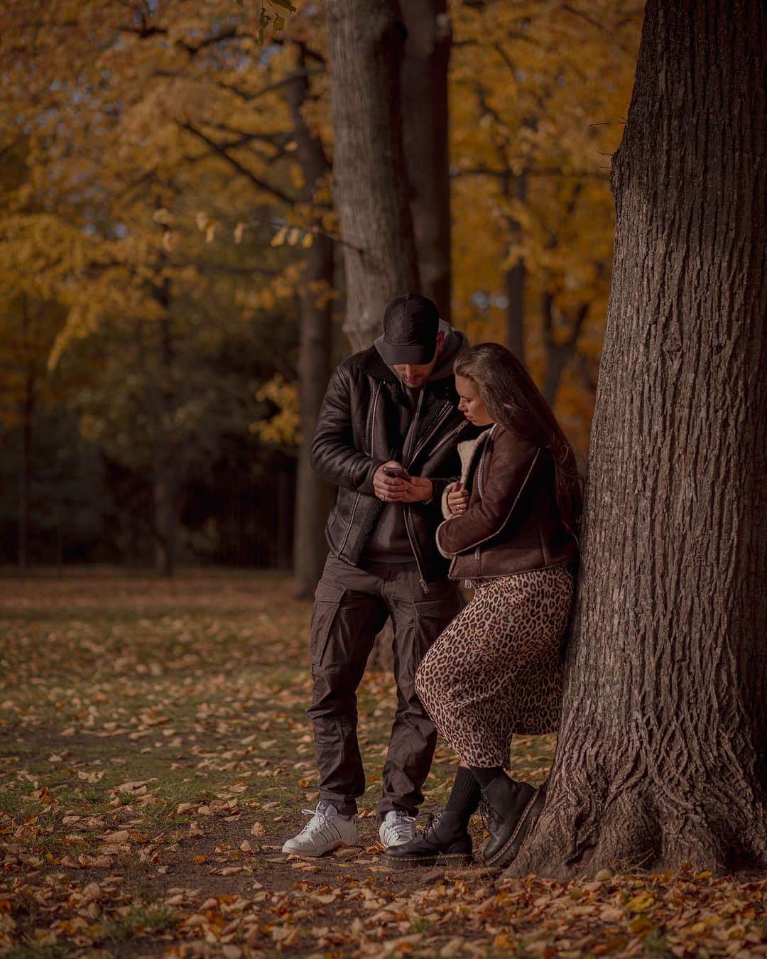 ルーベン・ブロマールトのインスタグラム：「Enjoying autumn days in Berlin🍁   📸 @arjunpajith   #autumnvibes #autumncolors #autumnleaves #parentstobe #bucketlist #couple #berlin #fallvibes #outdoor #pregnant #outdoorshooting #photography #moments」