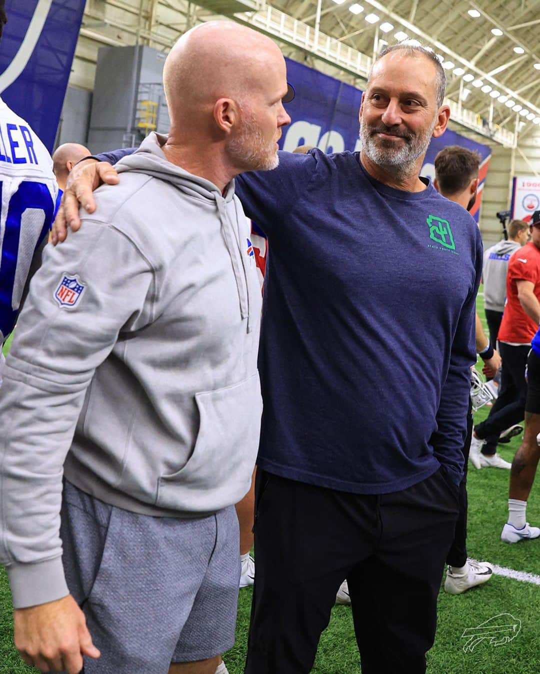 アリゾナ・ダイヤモンドバックスさんのインスタグラム写真 - (アリゾナ・ダイヤモンドバックスInstagram)「Go Bills. Go Diamondbacks.  Great to have Torey Lovullo at practice! 🐍 #BillsMafia」11月18日 4時25分 - dbacks