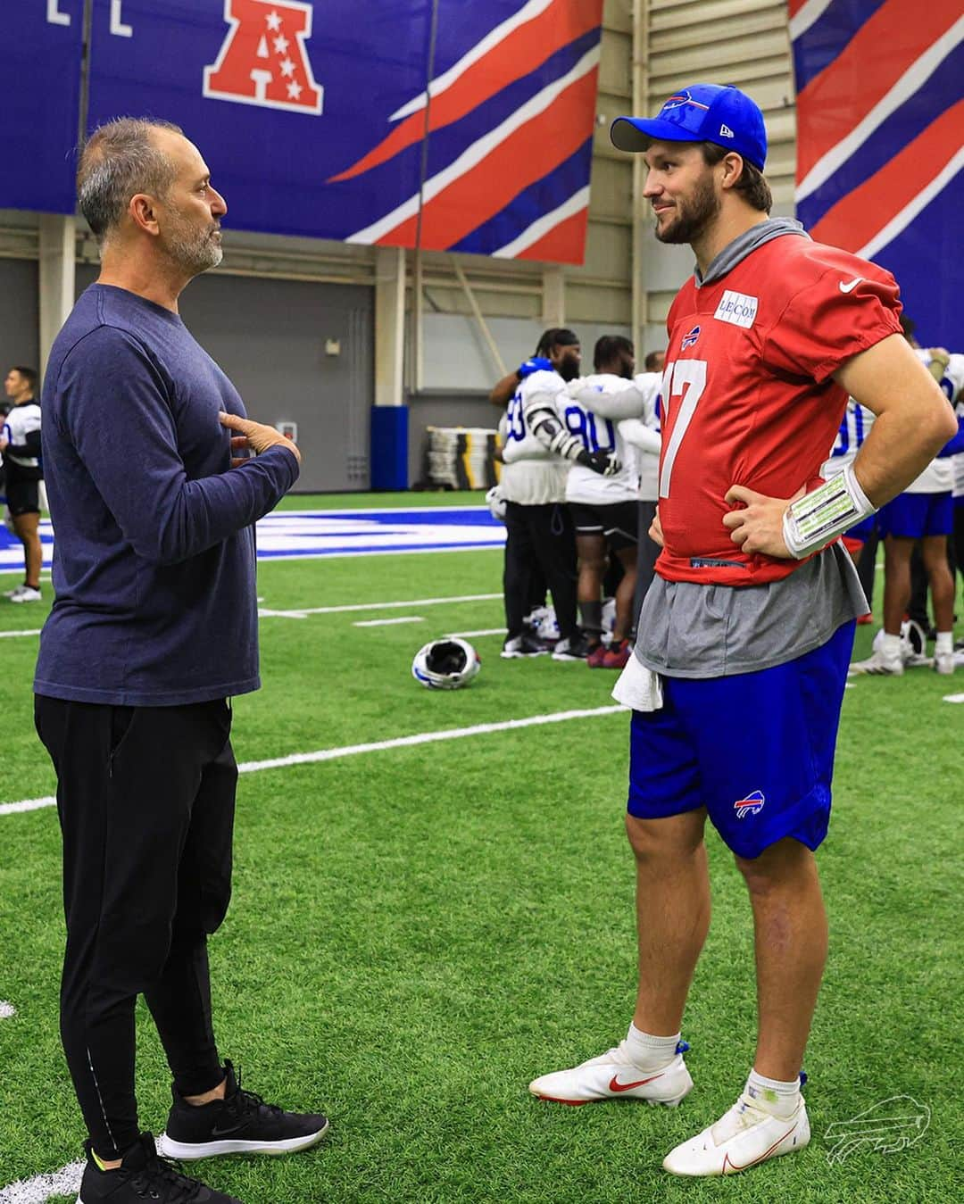 アリゾナ・ダイヤモンドバックスさんのインスタグラム写真 - (アリゾナ・ダイヤモンドバックスInstagram)「Go Bills. Go Diamondbacks.  Great to have Torey Lovullo at practice! 🐍 #BillsMafia」11月18日 4時25分 - dbacks