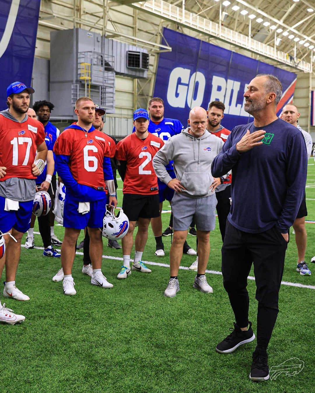 アリゾナ・ダイヤモンドバックスさんのインスタグラム写真 - (アリゾナ・ダイヤモンドバックスInstagram)「Go Bills. Go Diamondbacks.  Great to have Torey Lovullo at practice! 🐍 #BillsMafia」11月18日 4時25分 - dbacks