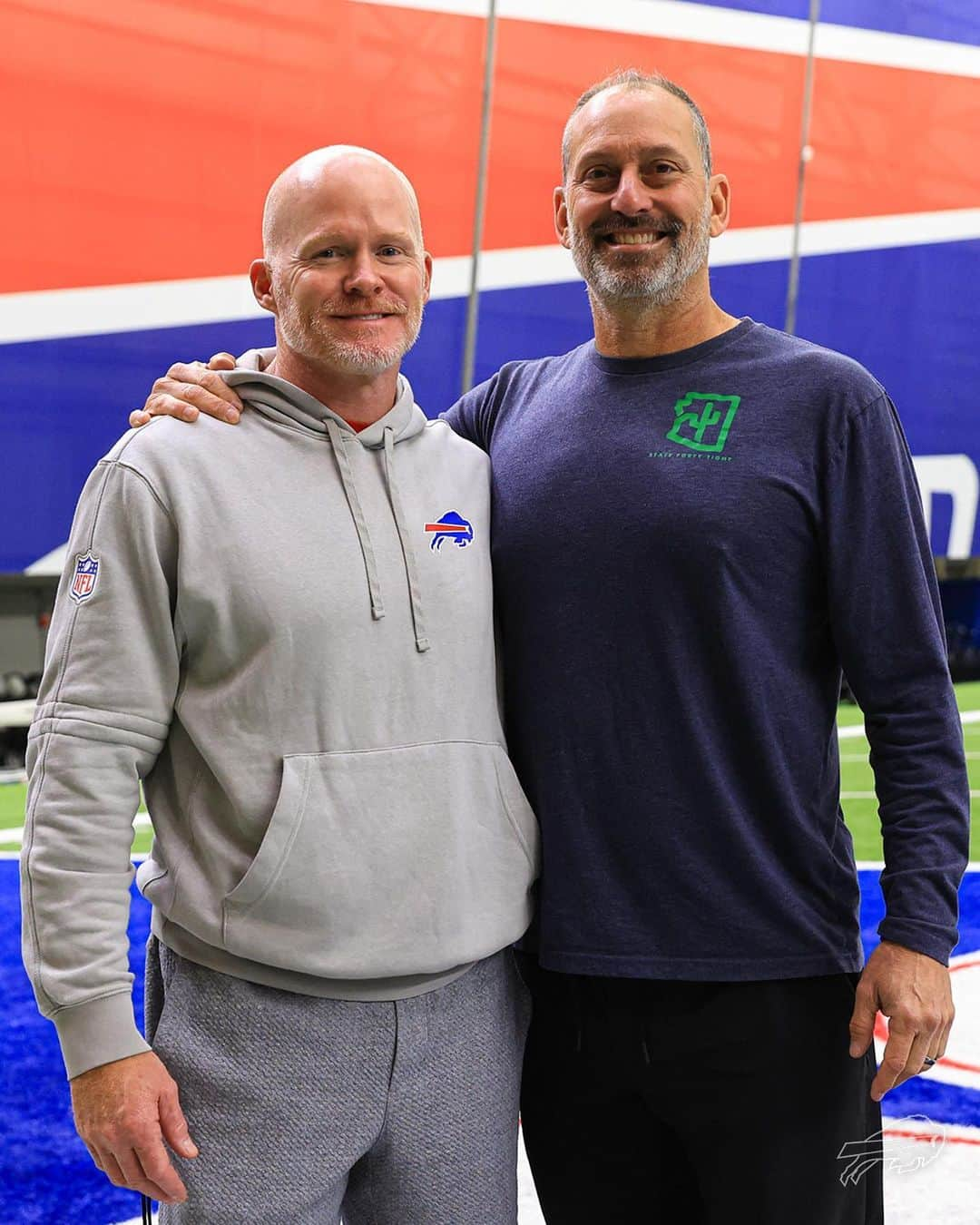 アリゾナ・ダイヤモンドバックスのインスタグラム：「Go Bills. Go Diamondbacks.  Great to have Torey Lovullo at practice! 🐍 #BillsMafia」