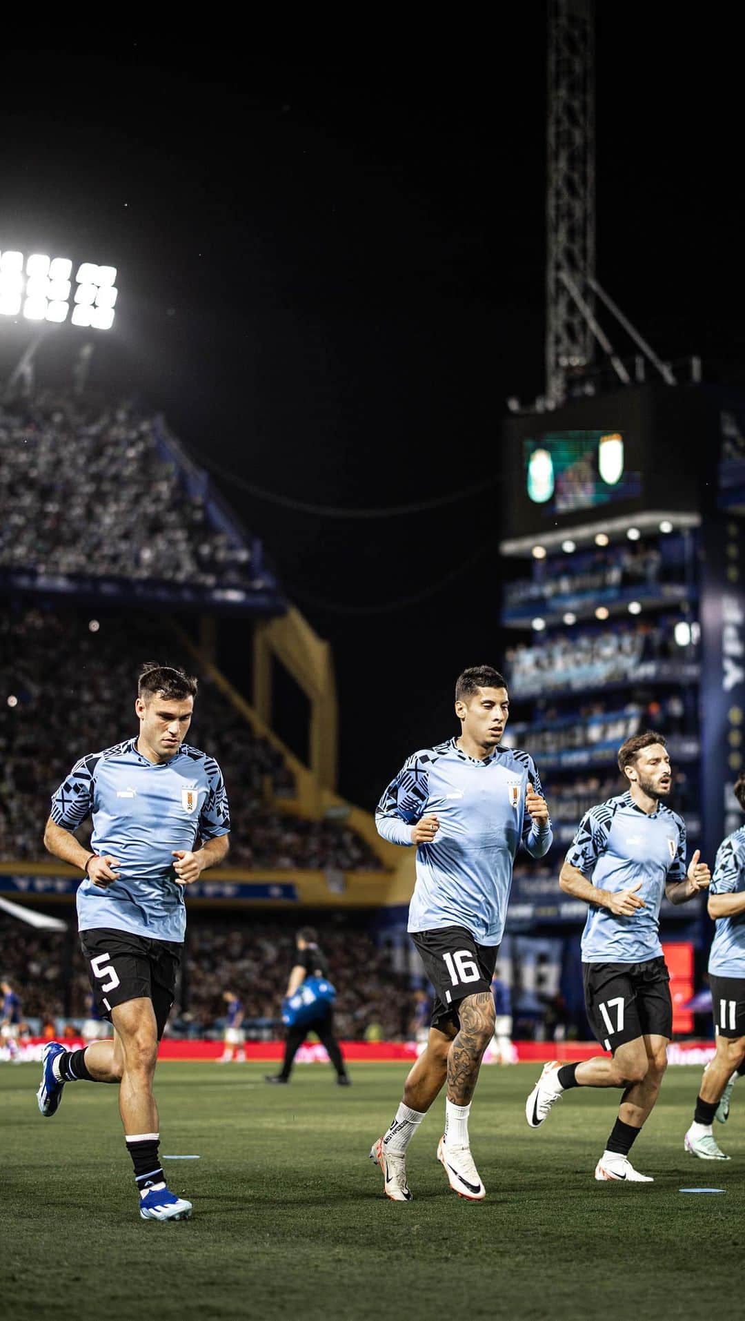 サッカー ウルグアイ代表チームのインスタグラム：「🪗 𝐏𝐨𝐫 𝐮𝐧𝐚 𝐜𝐚𝐛𝐞𝐳𝐚  La previa de la función.   #ElEquipoQueNosUne」