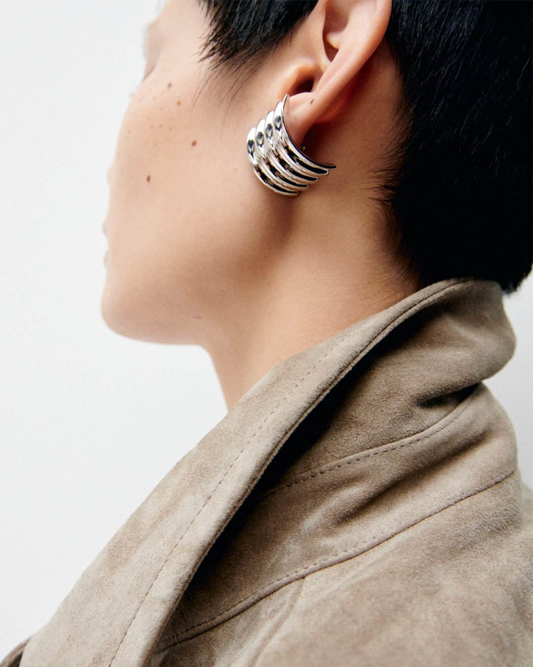 ネッタポルテのインスタグラム：「SCULPTURAL PIECES: @khaite_ny 'Julius' earrings have an architectural quality that pairs perfectly with the understated elegance @therow's oversized suede jacket.   Tap the link in bio to shop at #NETAPORTER.」