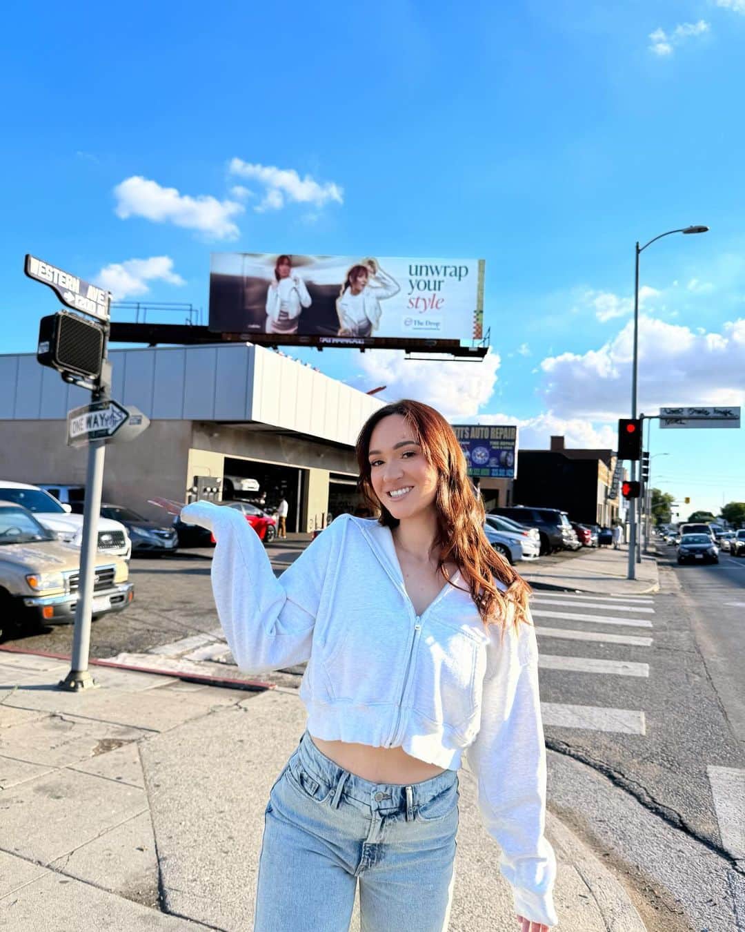 アリーシャ・マリーのインスタグラム：「mama i made it 🥹🫶🏻  i can finally share why i went to new york a couple months ago.. my first holiday campaign! and with @amazonthedrop ICONIC. feeling so fucking grateful. i truly would not be here without you guys. billboard location is in LA on N Western Ave and Lexington Ave if you want to stop by and see it!! 🛍️🥹🎄🫶🏻」