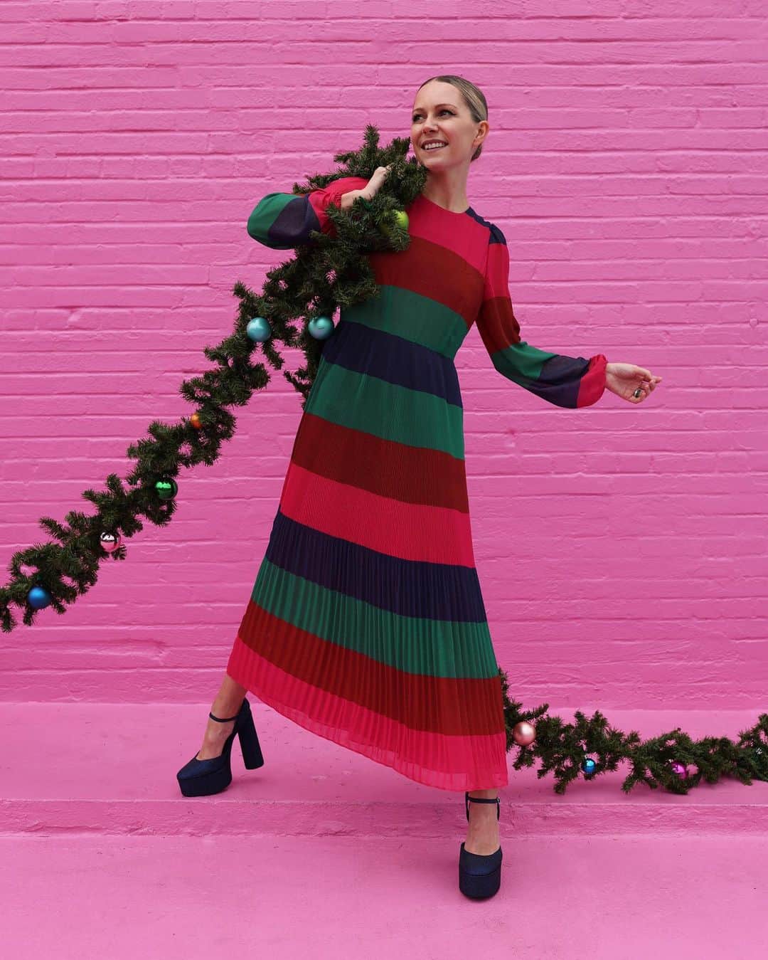 ブレア・イーディーさんのインスタグラム写真 - (ブレア・イーディーInstagram)「Festive frocks, luxe velvet, and shimmering sweaters! Creating colorful looks for the holiday season with @boden_clothing //  See more in Stories #InBoden #ad」11月18日 4時31分 - blaireadiebee