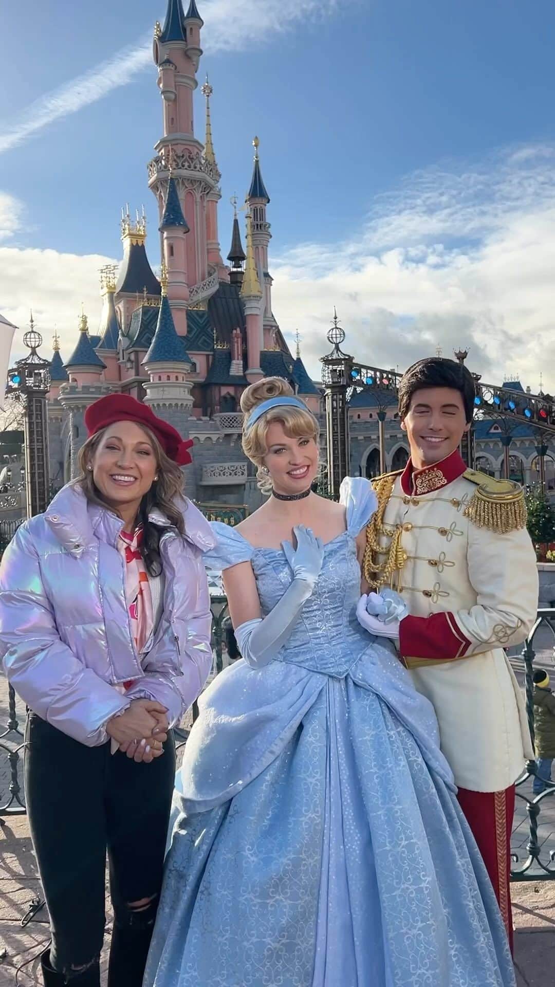 Good Morning Americaのインスタグラム：「@ginger_zee is at @disneylandparis where an ongoing major transformation is underway as the highly anticipated five-star Disneyland Hotel prepares to reopen in January 2024!  Ginger Zee, de l’émission Good Morning America, est à Disneyland Paris où une transformation majeure est en cours avec la réouverture très attendue de son établissement cinq étoiles, le Disneyland Hotel, en janvier 2024 !」