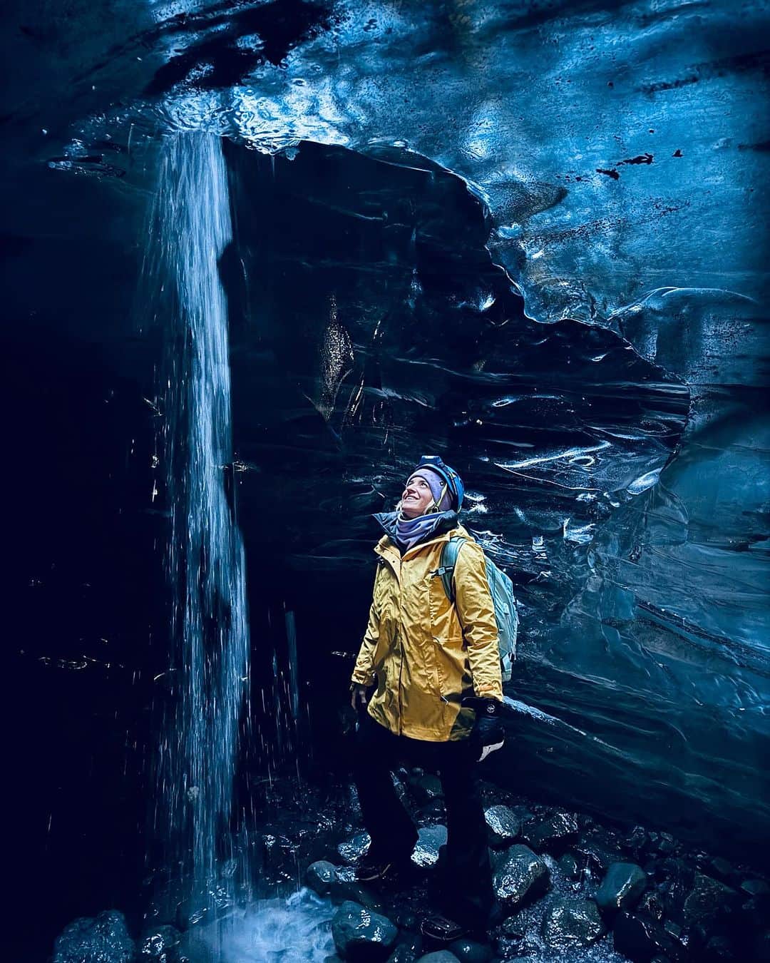 ジェマ・マリンのインスタグラム：「Estas fotos siempre me recordarán uno de los momentos en los que no deje que el miedo me venciera. Con ansiedad, pero he entrado y lo he conseguido. Y de regalo me llevo esta maravilla de fotos. Si te atreves, desde luego es algo INCREÍBLE.    “ El miedo no detiene a la muerte, detiene a la vida”   Que os parece? 🤭🤩  #islandia #iceland #icecave #excursion #glacier #glaciar #icelagoon #icelagoonadventuretours  #cuevadehielo」