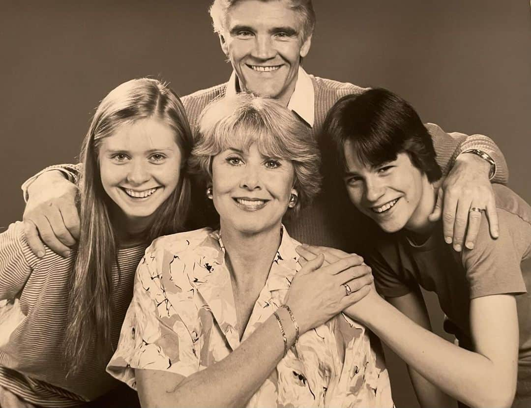 シンシア・ニクソンのインスタグラム：「Then and Now with Robert Sean Leonard!   Dug up this photo from our first time working together as siblings  with Michael Learned and David Canary as our parents in the off-Broadway play Sally's Gone, She Left Her Name in 1985! 😊😊 Almost four decades later, I’m happy to report that we are still all smiles while working together on @GildedAgeHBO. See you Sunday evening for another all new episode from our fantastic second season! 📺 #GildedAge」