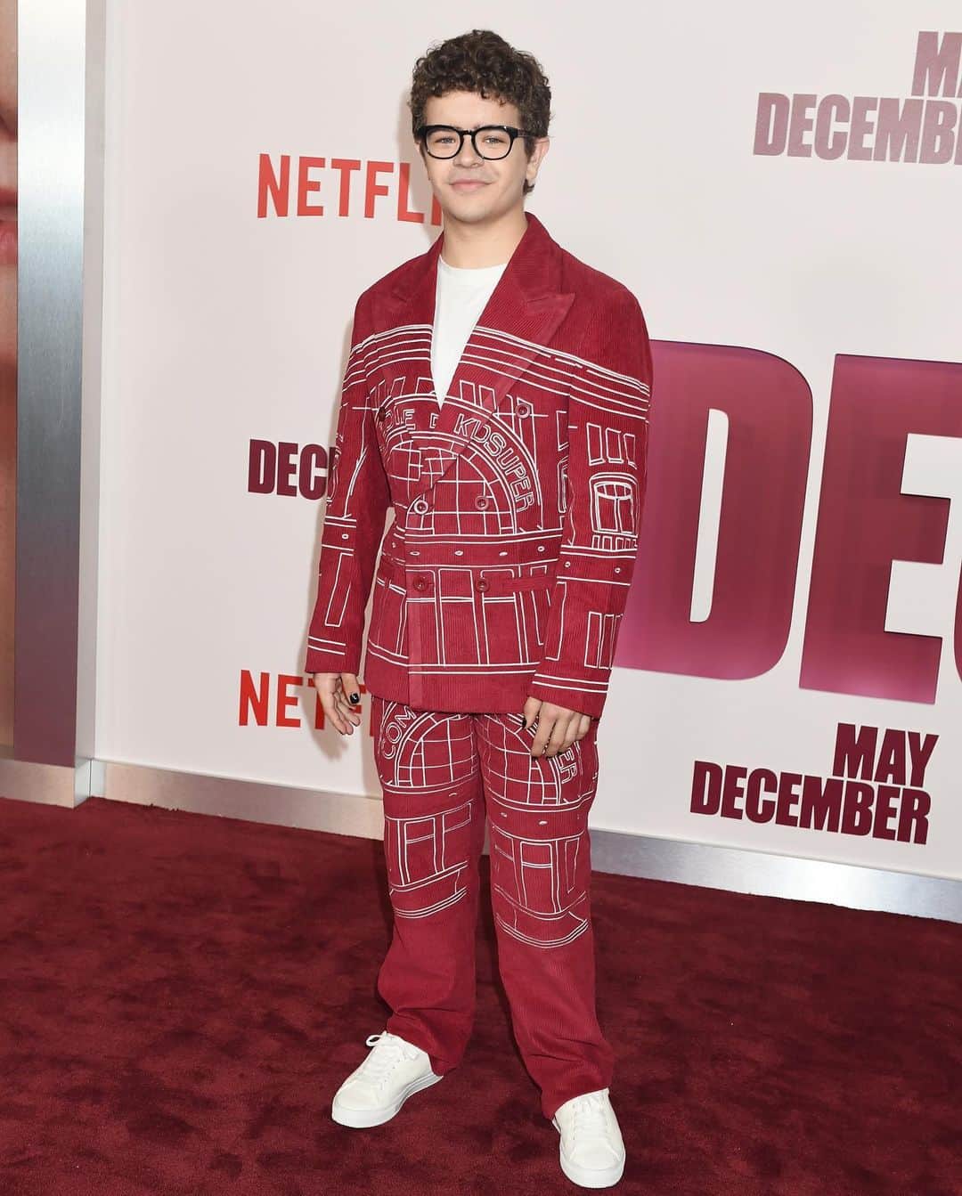 ALDO shoesのインスタグラム：「Gaten Matarazzo (@gatenm123) hits the red carpet in ALDO Cobi 👟 with an on-point suit sneaker look for the ultimate dressy yet comfortable vibe. Psst... this style may be on Black Friday sale! #ALDOCrew #ALDOShoes   Styled by @meg_galvin  Photo by Gilbert Flores via @gettyimages」