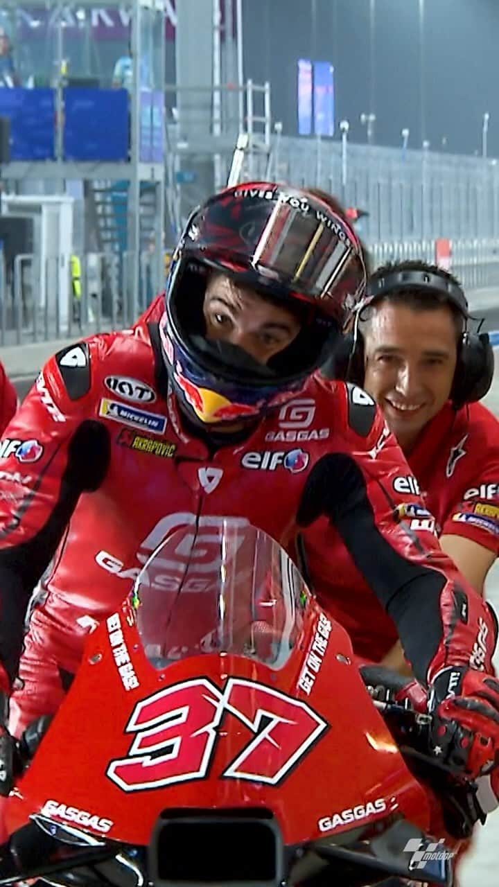 MotoGPのインスタグラム：「Almost high-sided into the wrong box! 😅   #QatarGP 🇶🇦 #AugustoFernandez #AF37 #MotoGP」