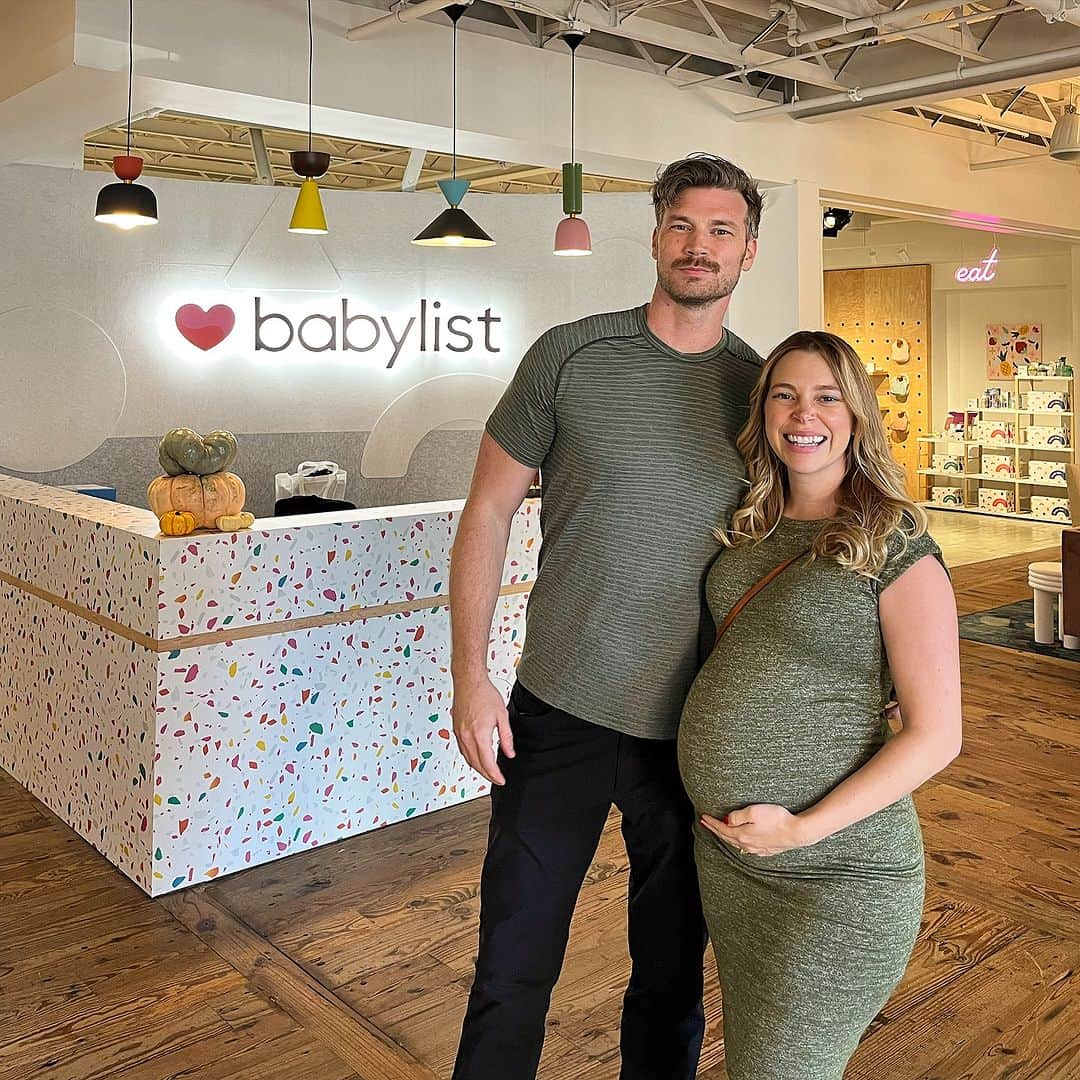 デレック・テラーのインスタグラム：「We had so much fun at the @babylist shop! It was like walking into our baby registry in real life! It was so cool having a hands on experience with all their products. Thank you for the awesome tour and amazing gifts and a special shout out to @sara_zaghi for being an incredible host. ❤️  Check out my stories for the full tour!」