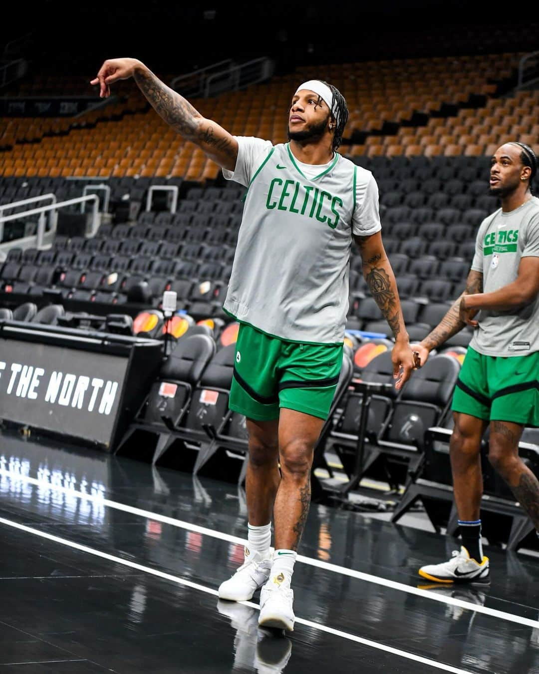 ボストン・セルティックスさんのインスタグラム写真 - (ボストン・セルティックスInstagram)「swipe for shootaround (and some JT side eye 😂)」11月18日 4時56分 - celtics