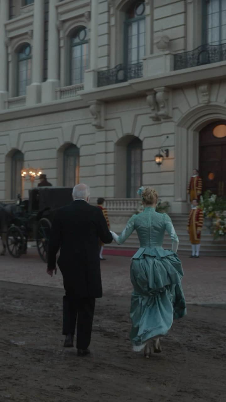 HGTVのインスタグラム：「It’s 1800s New York … are you picking the classic brownstone or a newly built mansion?   At the link in our bio, Bob Shaw (production designer) and Lisa Scoppa (set decorator) give us even more details on how they created lavish interiors, outdoor parties and more for #TheGildedAge season 2. #streamonmax」