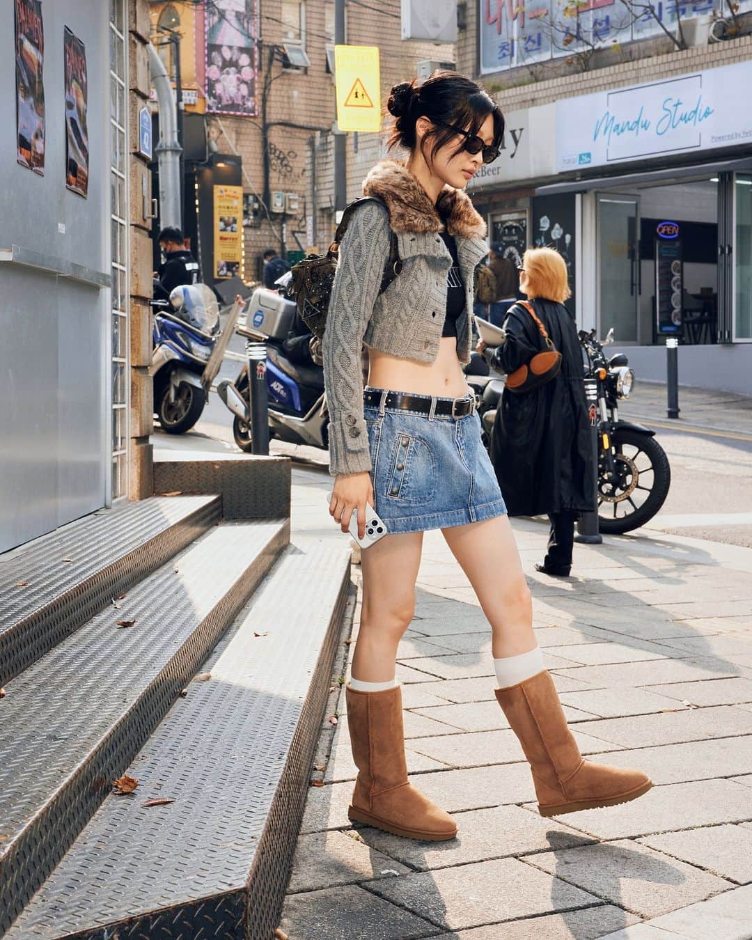 アグのインスタグラム：「We like your style @worksout_official.  MODEL | Sechan Yoon @nahcesnooy Yujin Hong @hongyujine  PHOTOGRAPHER | Junhee Jang @91jh  VIDEOGRAPHER | Gabeen Lee @newbeans_  EDITOR | Jeongwon Park @p.a.r.d.e.n  HAIR & MAKE UP | Jaehyun Suh @suho2o3   #UGG #FeelsLikeUgg #UGGKorea #UggBoots #UggPlatforms #Worksout #UggXWorksout」