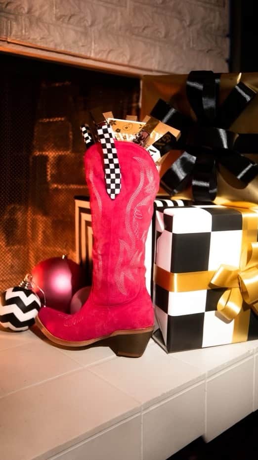 グウェン・ステファニーのインスタグラム：「‘tis the season 4 GXVINGGGG :) cannot believe the holidays r just around the corner !! i luv decorating + there is nothing like a country-haul for this time of year 🎄🤠 @gxvebeauty is a musttt for everyone who luvs anything makeup + beauty !! 💄💋🎁 gx」