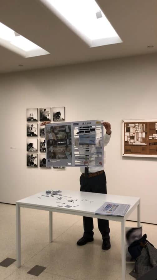 グッゲンハイム美術館のインスタグラム：「To perform "Reading Newspapers" (1976), Sung Neung Kyung cuts out the headlines and bodies of articles from the local newspaper of that day, leaving only the masthead and a skeletal frame which he then holds up to read after every incision. #ExperimentalArtInKorea」