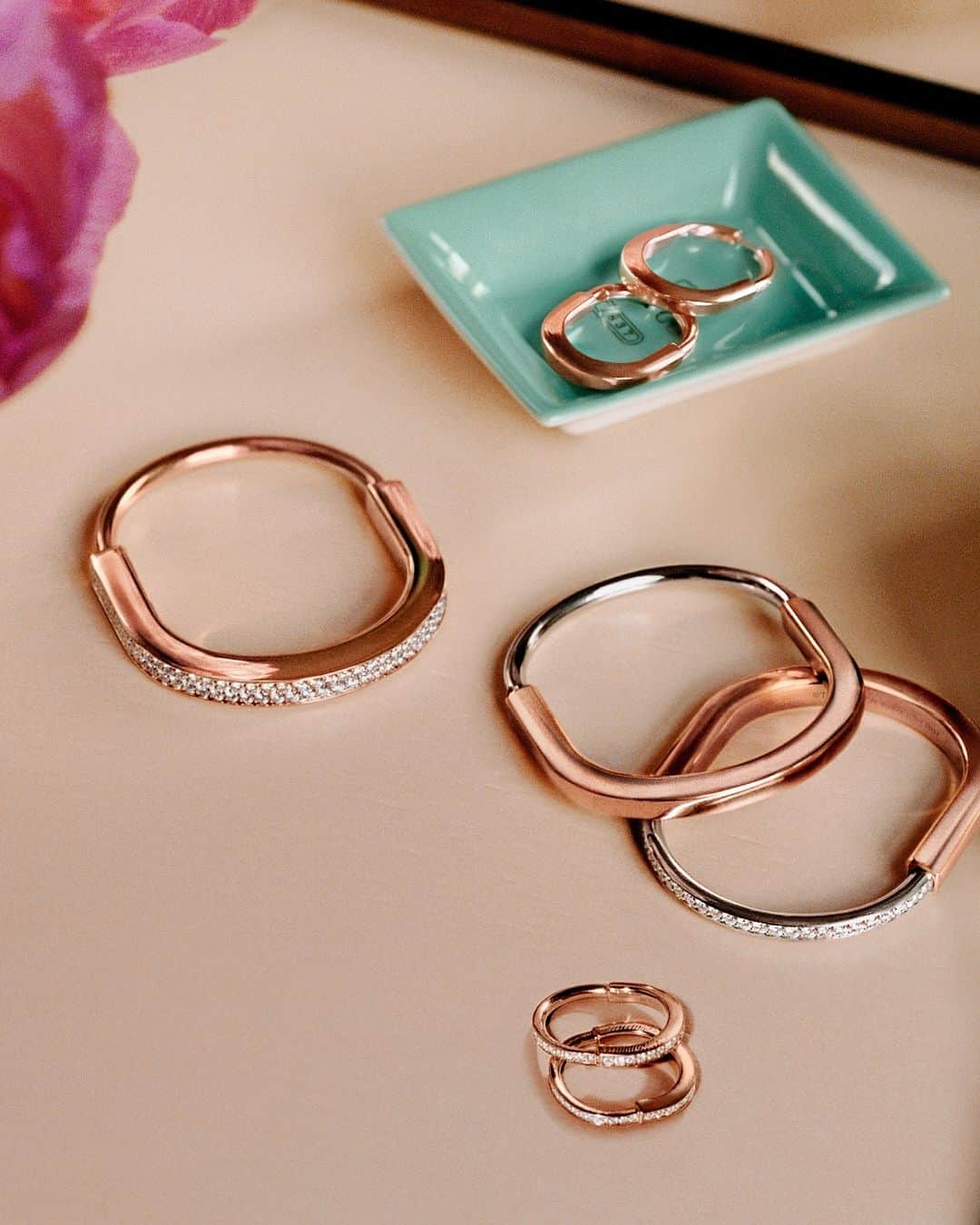 ティファニーのインスタグラム：「Nothing says “I love you” like a gift from Tiffany & Co. Inspired by a padlock, a renowned House motif since the 1880s, Tiffany Lock is defined by sleek curves and hand-set pavé diamonds that add just the right amount of shine to the holidays and every season after. #ATiffanyHoliday #TiffanyLock #TiffanyAndCo」