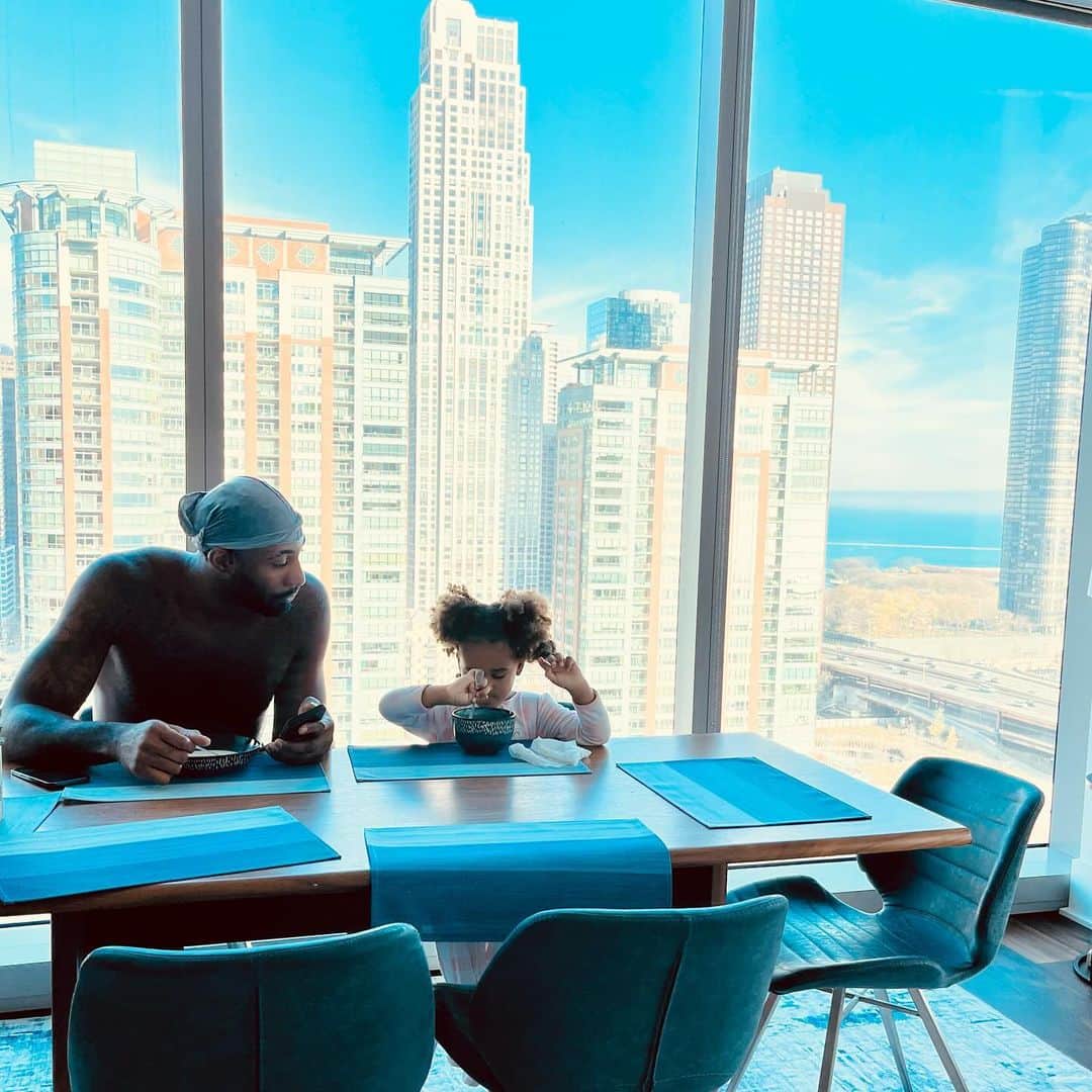 アンドレ・ドラモンドのインスタグラム：「Work life balance ❤️」