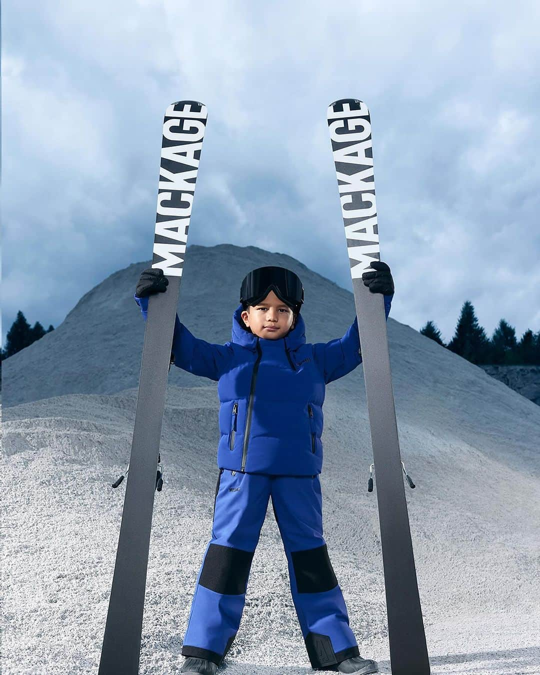 マッカージュさんのインスタグラム写真 - (マッカージュInstagram)「MACKAGE KIDS SKI    Lightweight ski overalls made with 4-way stretch technical material for snowy ski days. Adjustable suspenders allow for a wide-range motion. Articulated knees and a regular fit allow for customizable comfort. It features a scuff guard at the inseam and a water-resistant zipper at the center front and side pockets for safe storage. Technical comfort for optimal ski performance and style.   More on MACKAGE.COM   #MACKAGE #MONDEMACKAGE」11月18日 5時09分 - mackage