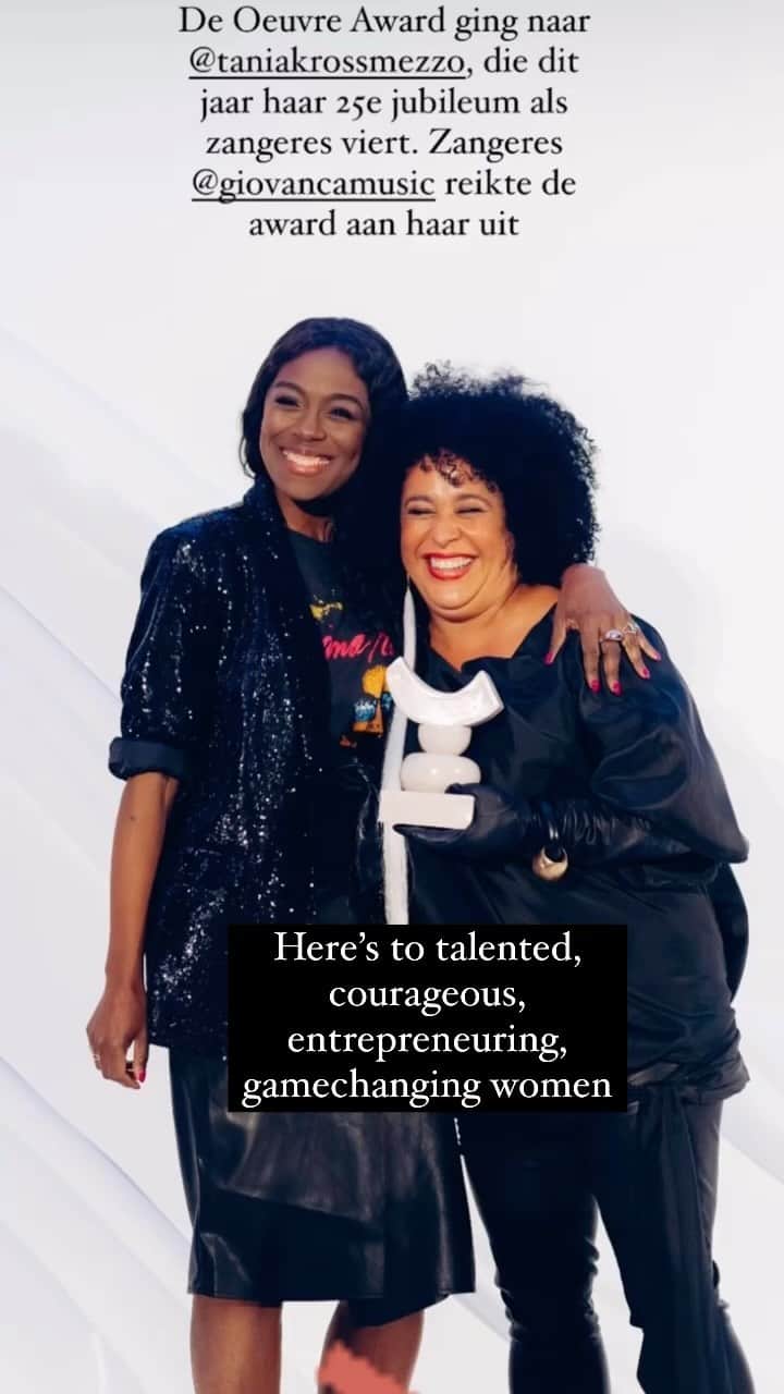 ジョヴァンカのインスタグラム：「💕Supertrots op de power & impact van deze vrouwen en zoveel meer vrouwen out there, making a difference in de wetenschap, in business, tech, in de sport, in de kunst, cultuur, media & more! Op zo’n awardavond even helemaal dressed to impress 🌟  Het blijft een eer om deel uit te maken de adviesraad van @harpersbazaarnl 💕 Ik mocht de oeuvre award uitreiken aan the wonderful @taniakrossmezzo die niet alleen geweldig zingt maar haar veelzijdigheid laat zien in programma’s als Aria, I can see your voice of zelf als artiest in the Masked Singer, De Beste Zangers. Ze maakt klassieke muziek toegankelijk voor jong en oud en heeft fantastische plannen voor het muzikale leven op Curacao.」