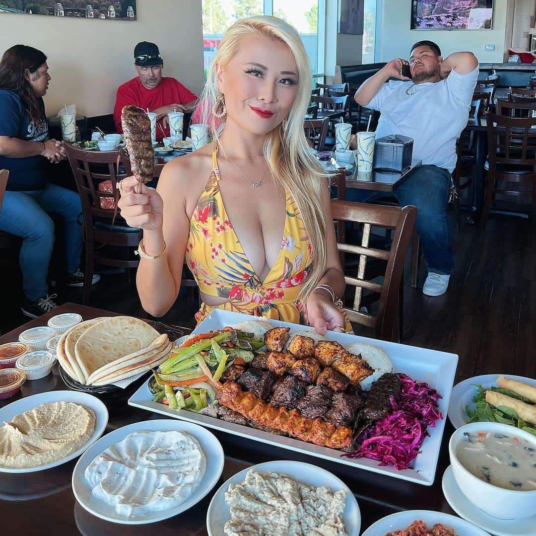 ライナ・ホワンのインスタグラム：「Watch me take on a 9lb family platter of food @istanbul_grill_california here —> https://youtu.be/8QpMAv7U7fI?si=c8RxsiaII46lU-ts」