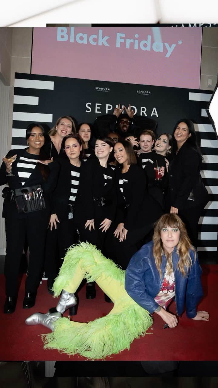 のインスタグラム：「Hier, notre boutique historique des Champs-Élysées a brillé de mille feux à l’occasion d’une soirée d’inauguration exceptionnelle. Animé par l’iconique @daphneburki, l’événement a réuni un parterre d’artistes et d’invités au sein de cette adresse mondialement connue, avec une performance live de @jorjasmith_ ainsi que des DJ sets de @piu__piu__, @kiddysmile et @breakbot.  Et cette nouvelle page du Sephora Champs-Élysées ne fait que débuter. Quand nous rendrez-vous visite ? 🤍  #sephorafrance #sephorachampselysees」