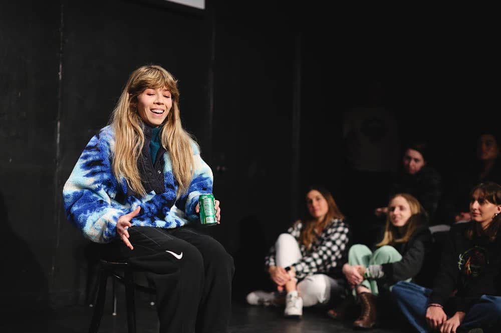 ジェネット・マッカーディのインスタグラム：「thanks for having me @ucbtla @jvthrowbackfriday .  📸: @sonyakatarina」