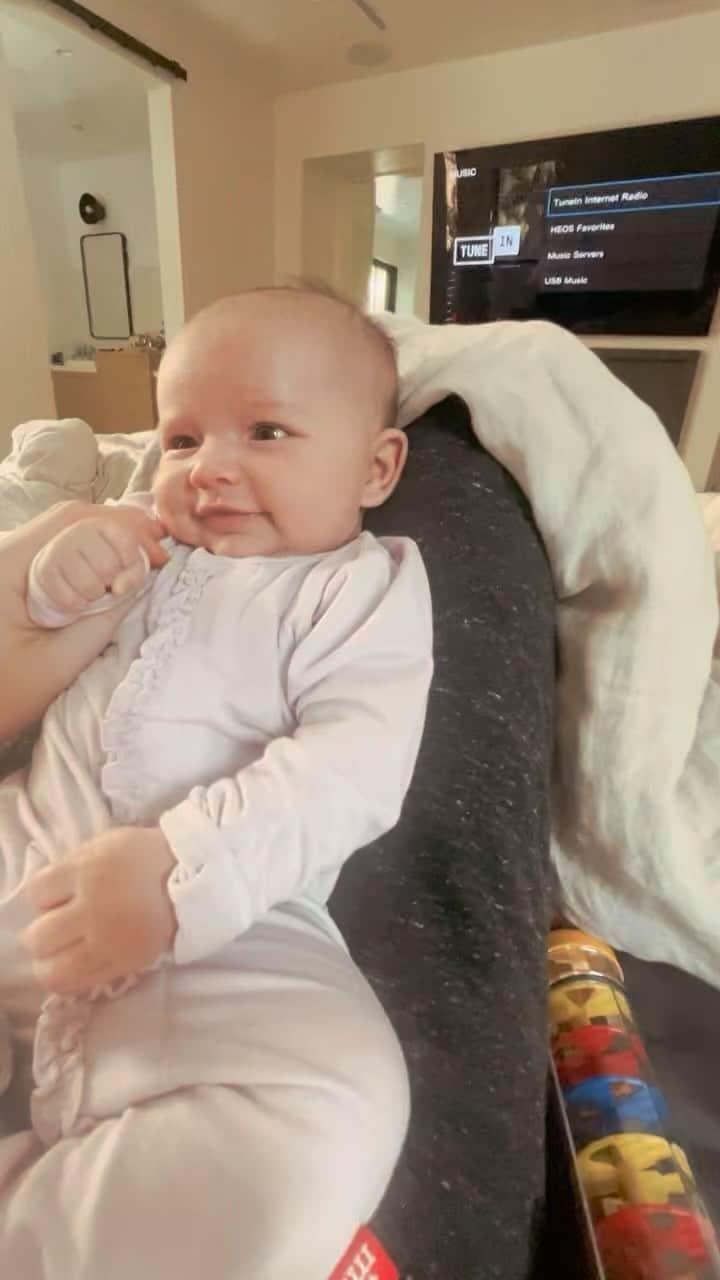 タラ・リピンスキーのインスタグラム：「All I ever wanted…✨ I have this overwhelming sense of peace and purpose that I’m not sure I’ve ever felt before. Her baby giggles are just heaven.   #babygiggles #newbornlife #babysmiles」